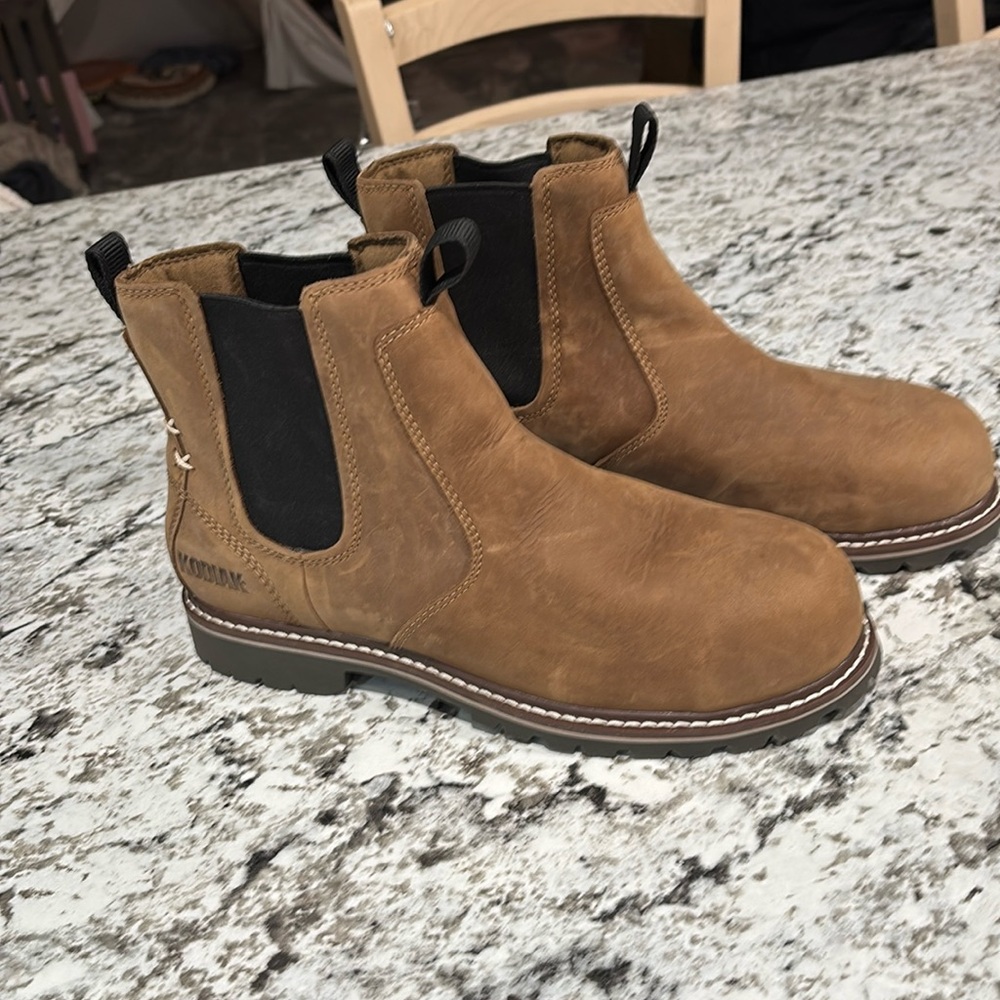 NWOT-women’s Kodiak composite toe Chelsea Boots, size 9, slip resistant